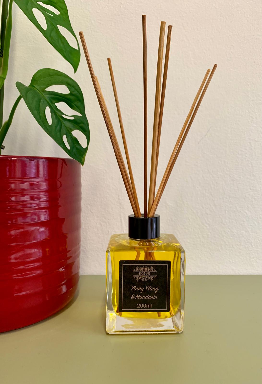 DIFFUSORE CON OLI ESSENZIALI