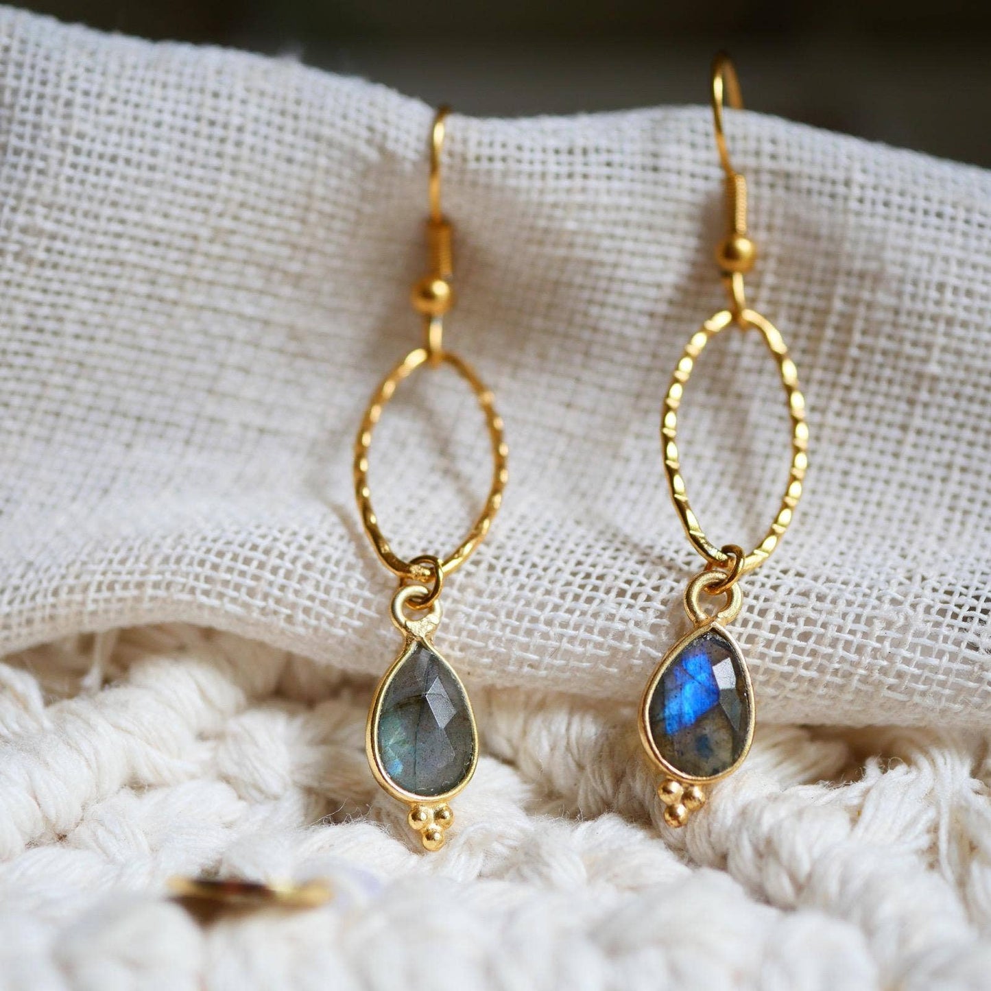 ORECCHINI CON GOCCIA DI LABRADORITE